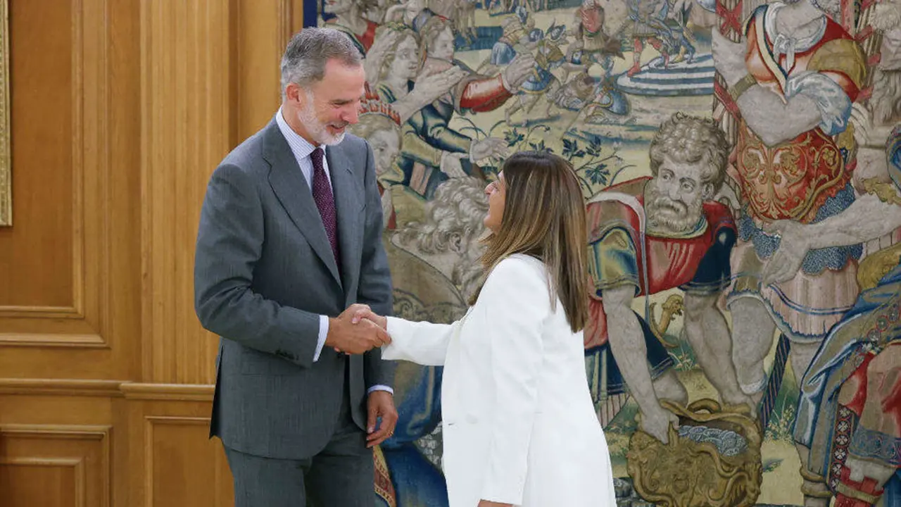 El Rey Felipe VI rrecibe a la presidenta de Cantabria, Mar&iacute;a Jos&eacute; S&aacute;enz de Buruaga