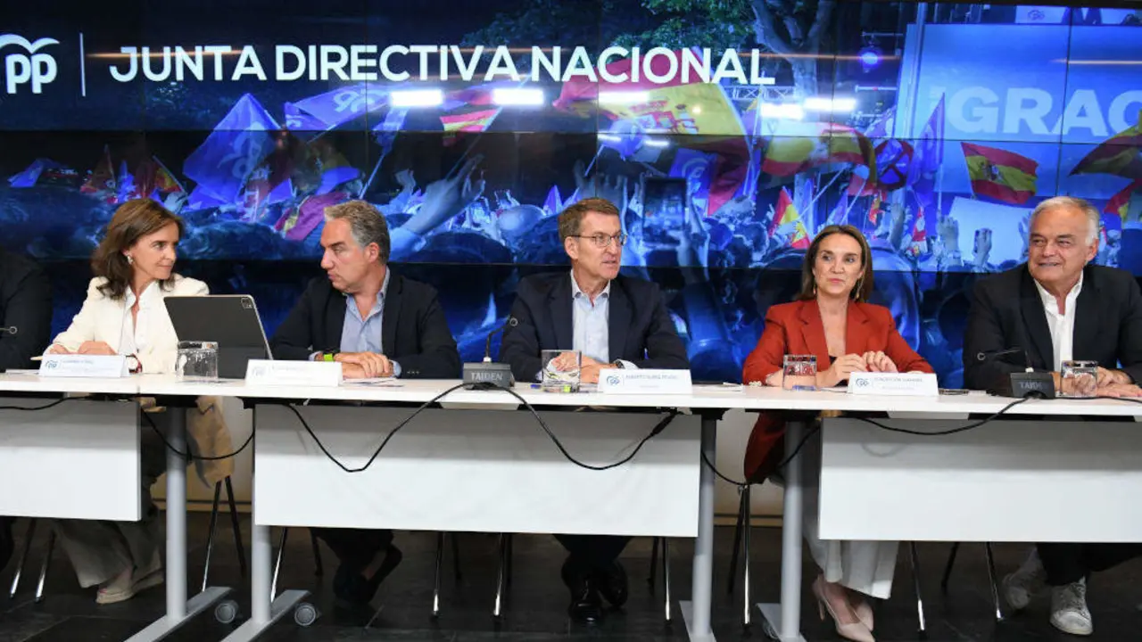 La vicesecretar&iacute;a de Pol&iacute;ticas Sociales y Reto Demogr&aacute;fico, Carmen Funez; el coordinador general del PP, El&iacute;as Bendodo; el presidente del Partido Popular y candidato a la presidencia del Gobierno, Alberto N&uacute;&ntilde;ez Feij&oacute;o; la secretaria general del Partido Popular, Cuca Gamarra; y el vicesecretario de Acci&oacute;n Institucional del Partido Popular, Esteban Gonz&aacute;lez Pons