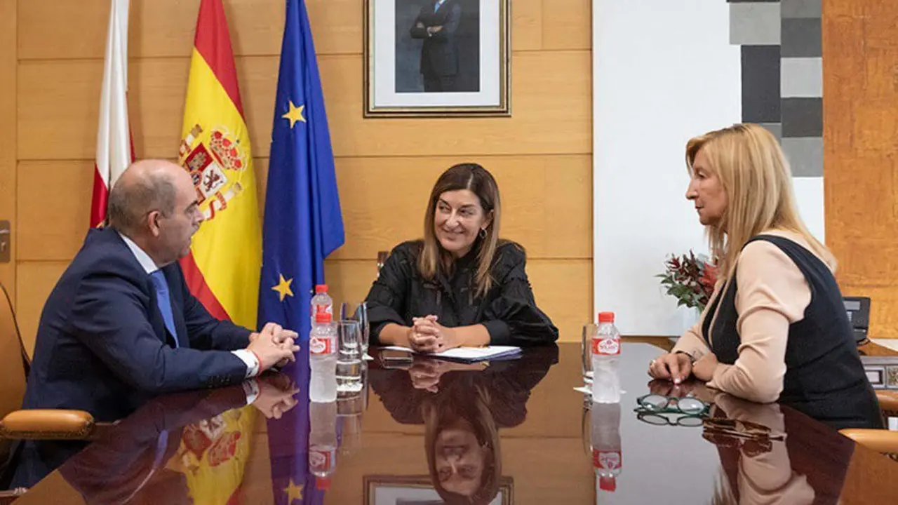 La presidenta de Cantabria, Mar&iacute;a Jos&eacute; S&aacute;enz de Buruaga, se re&uacute;ne con Lorenzo Amor, presidente de ATA