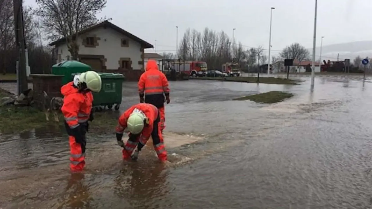 Los servicios de emergencias act&uacute;an ante las inundaciones.