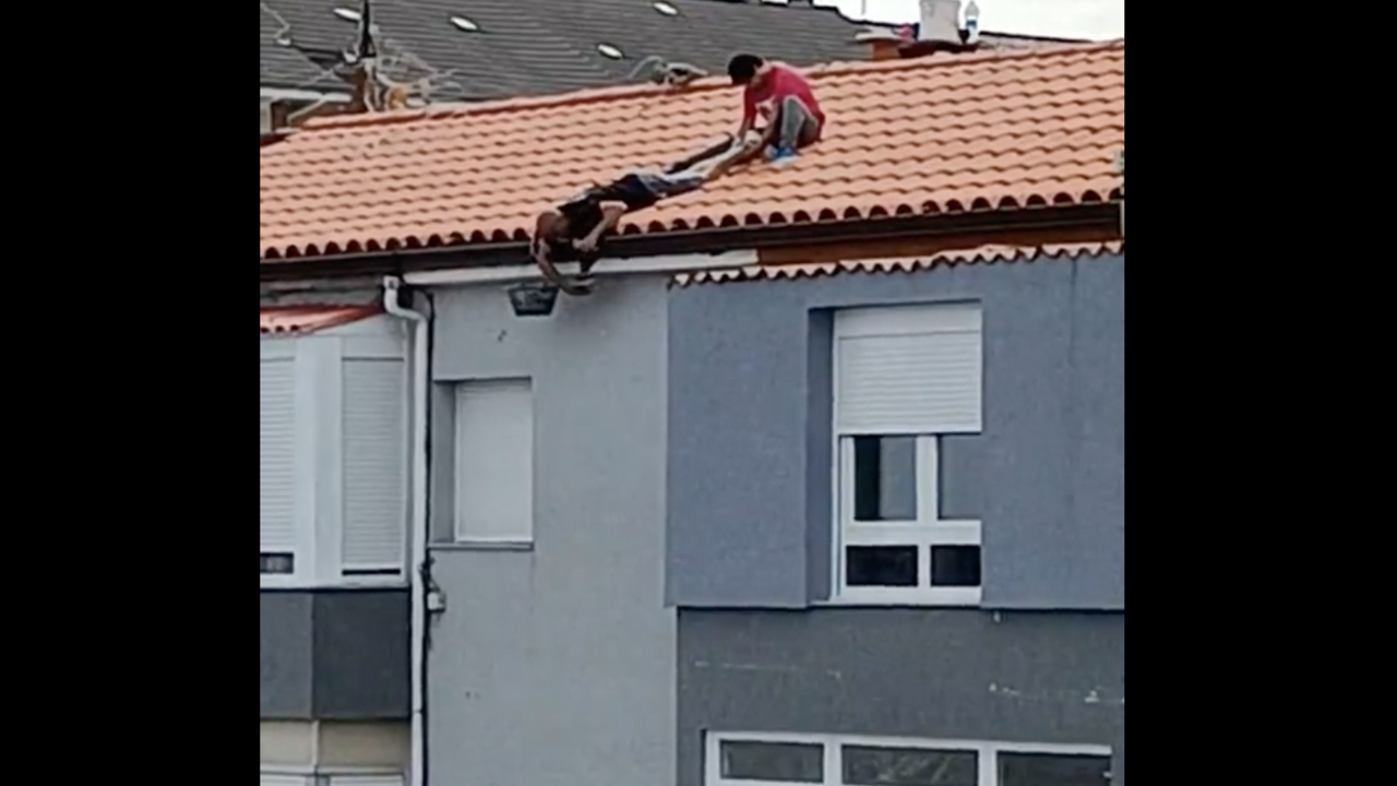 Impactantes im&aacute;genes de dos operarios en un tejado de Torrelavega