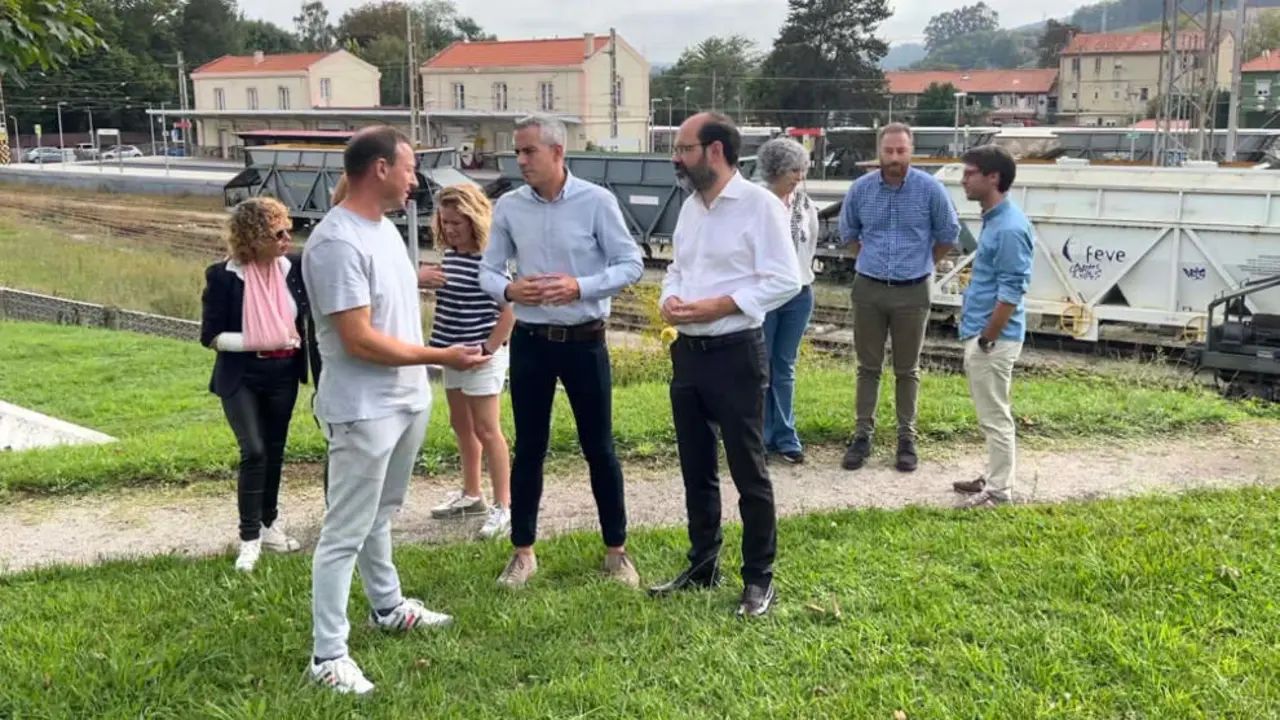 Pablo Zuloaga y Jos&eacute; Luis Urraca junto a la estaci&oacute;n de Barreda