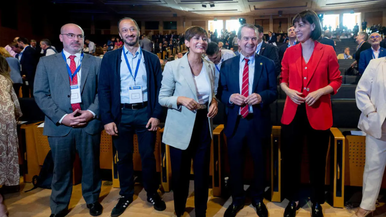 El delegado del Gobierno en la Comunidad de Madrid, Francisco Mart&iacute;n, el secretario de Pol&iacute;tica Municipal del PSOE, Alfonso Rodr&iacute;guez G&oacute;mez de Celis, la ministra Portavoz del Gobierno en funciones, Isabel Rodr&iacute;guez, el alcalde de Vigo, Abel Caballero; y la ministra de Ciencia e Innovaci&oacute;n en funciones, Diana Moran