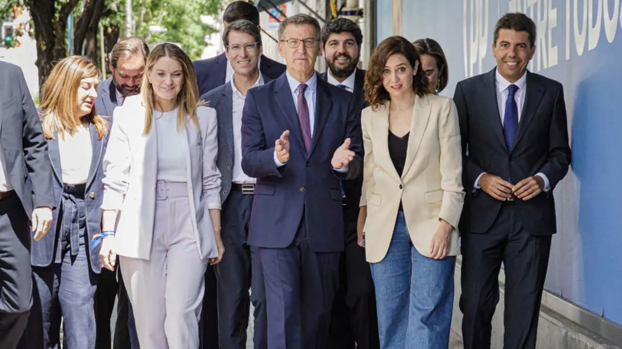 El presidente del Partido Popular, Alberto N&uacute;&ntilde;ez Feij&oacute;o (c), a su llegada a la Junta Directiva del PP, en la sede de G&eacute;nova,