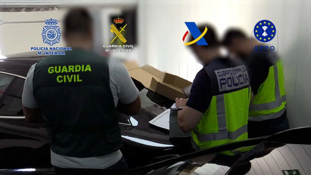 Agentes de la Guardia Civil y la Polic&iacute;a Nacional durante la operaci&oacute;n