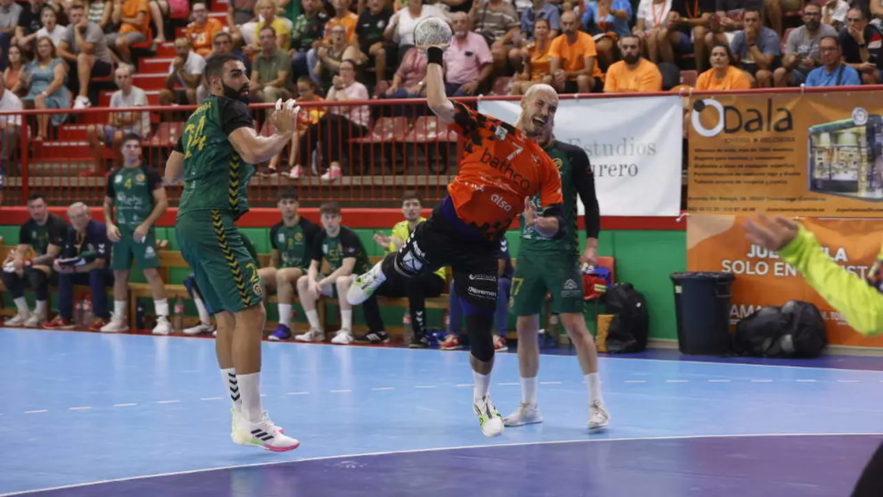 Adri&aacute;n Fern&aacute;ndez, durante el encuentro del Bathco ante el Rebi BM Cuenca | Foto- BM Torrelavega