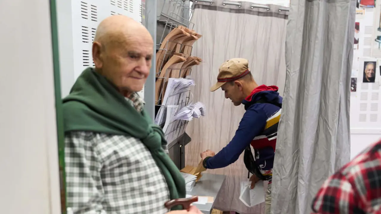 Votantes en Cantabria durante las elecciones del 28M