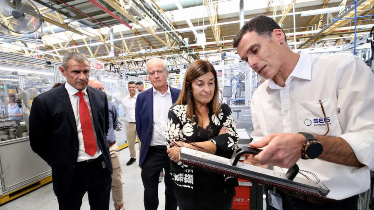 La presidenta de Cantabria, Mar&iacute;a Jos&eacute; S&aacute;enz de Buruaga, visita la plata de SEG Automotive