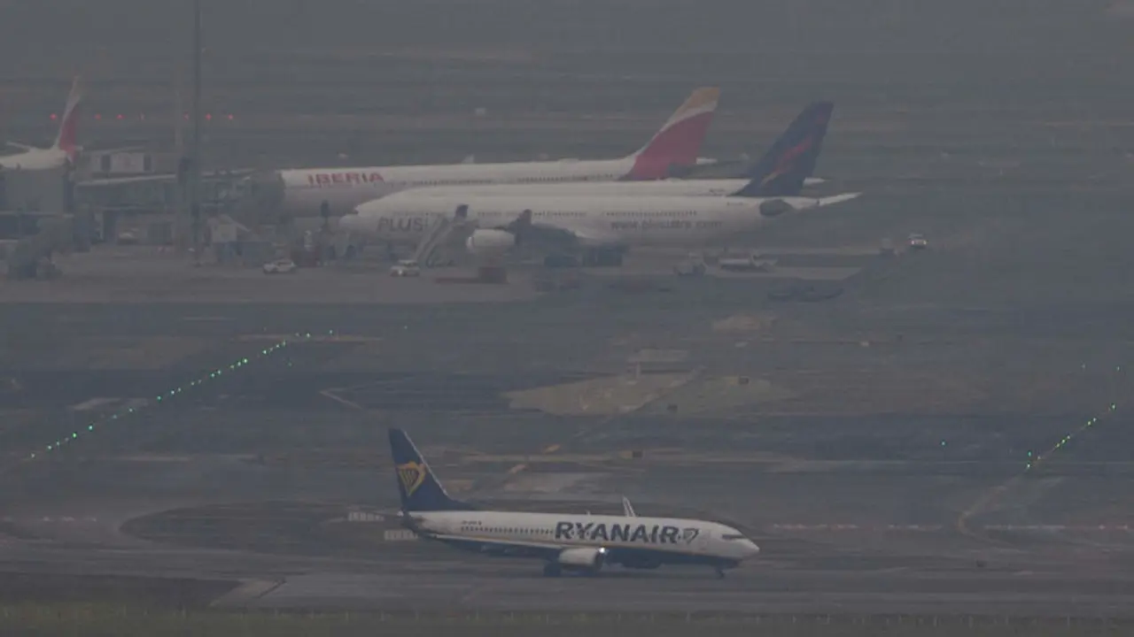 Varios aviones entre la niebla | Foto de archivo