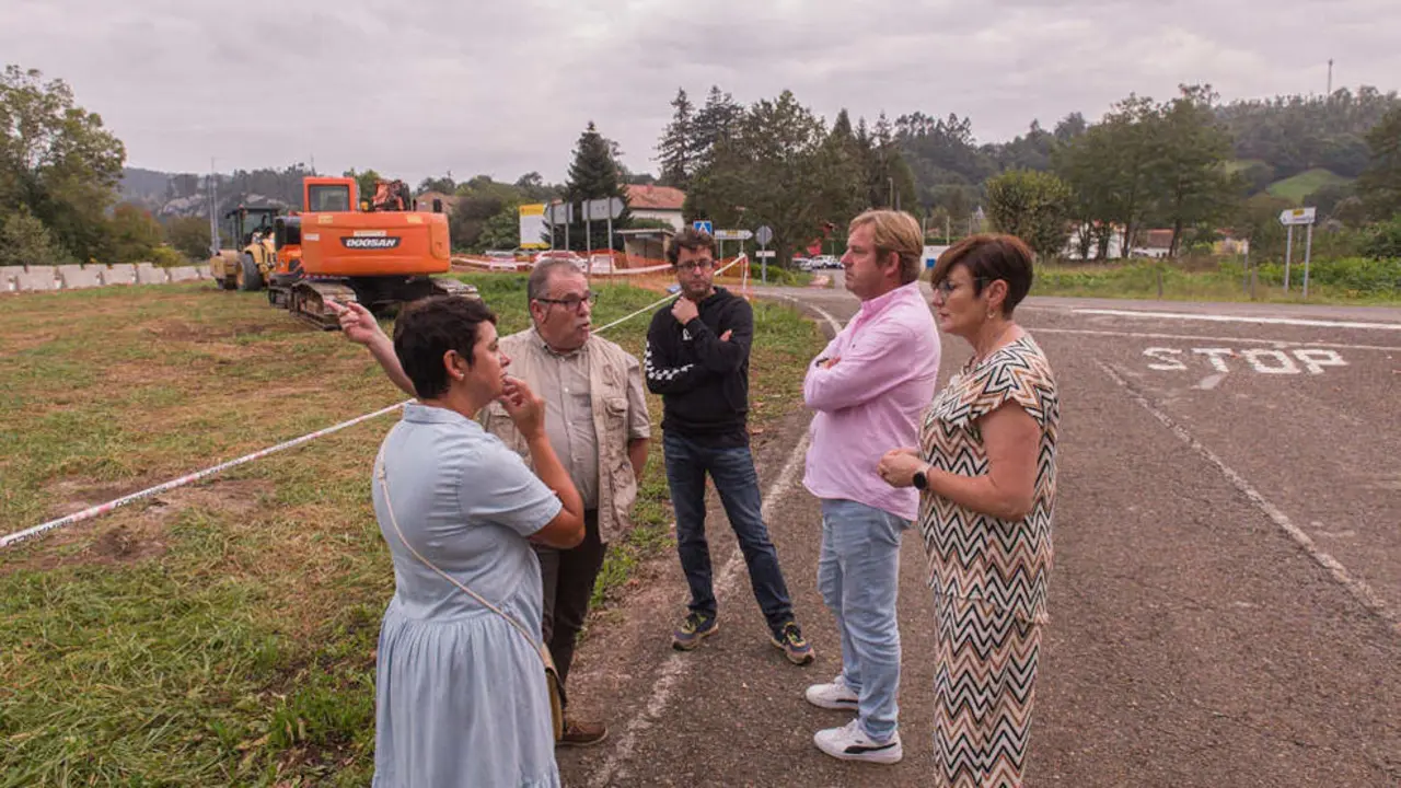 El alcalde, Pablo Diestro, y la concejala de Obras, Margari Mart&iacute;nez, junto a los miembros de la Junta Vecinal de Caranceja