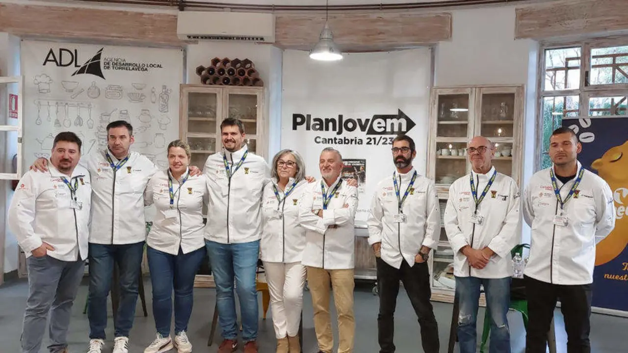 Podio del VIII Concurso de Cocineros de Cantabria Nacho Basurto, con los ganadores en el centro