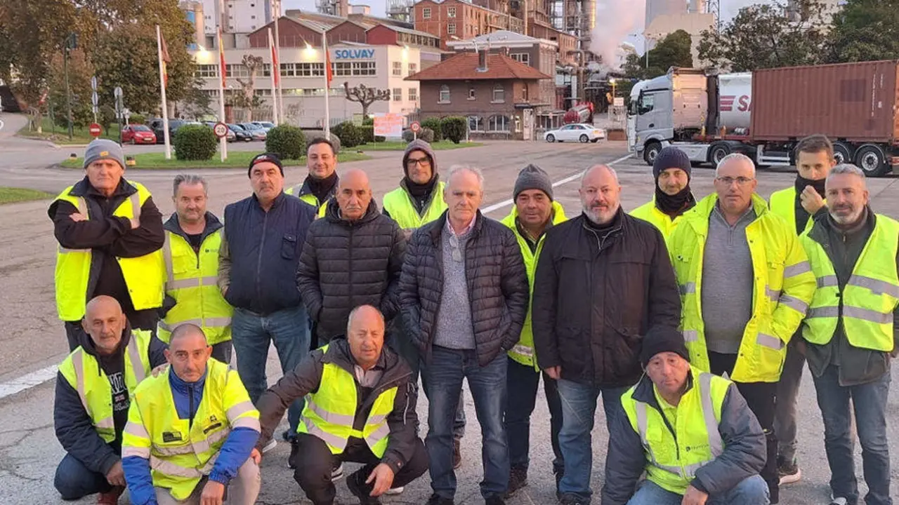 Piquete en la cantera de Solvay en el quinto d&iacute;a de huelga.