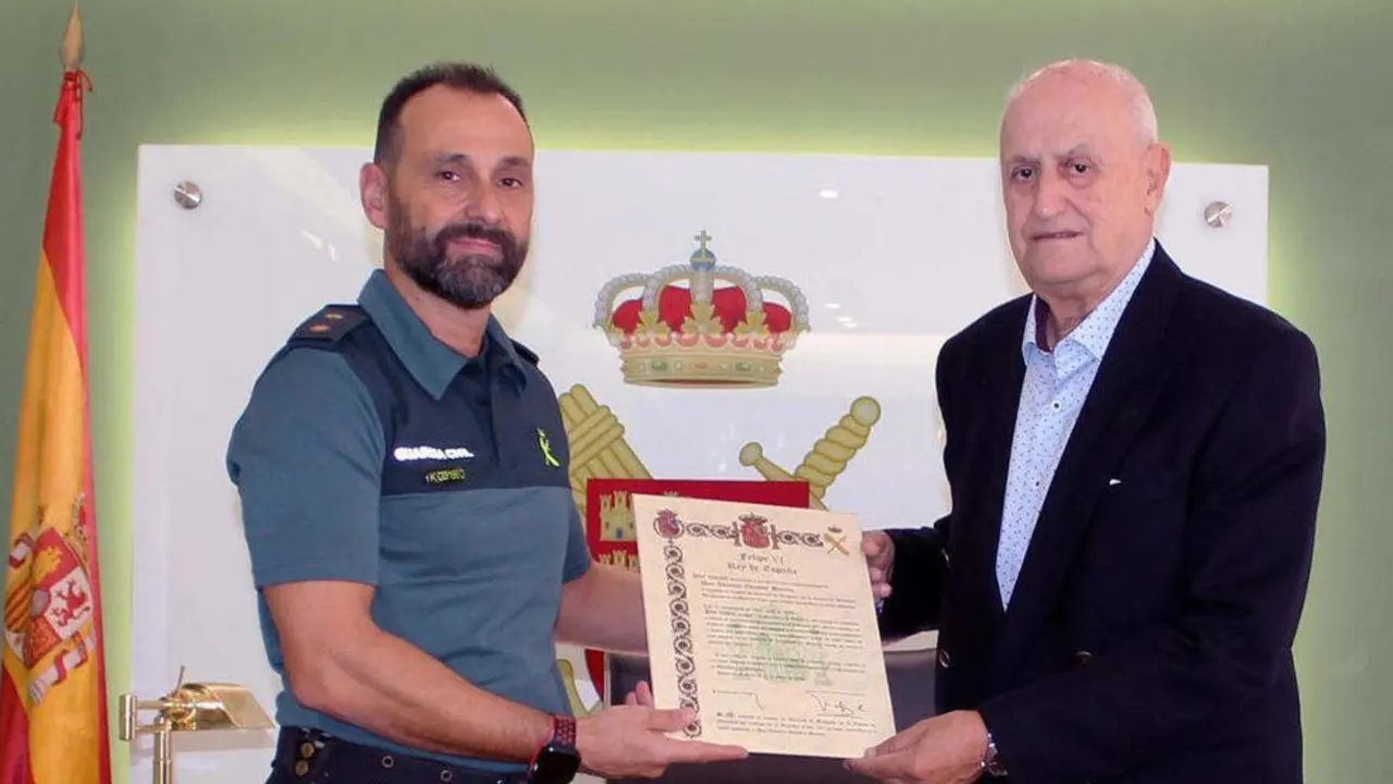Imagen del Teniente Coronel Diego Mercader entregando el titulo a Jos&eacute; Luis Escobar, descendiente de Antonio Escobar