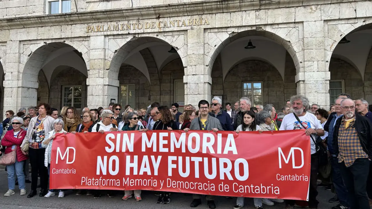 Concentraci&oacute;n frente al Parlamento para defender la Ley de Memoria Hist&oacute;rica y Democr&aacute;tica