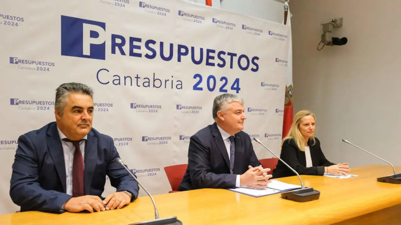 El consejero de Econom&iacute;a, Hacienda y Fondos Europeos, Luis &Aacute;ngel Ag&uuml;eros, registra y presenta en el Parlamento el proyecto de Ley de Presupuestos Generales de Cantabria para 2024