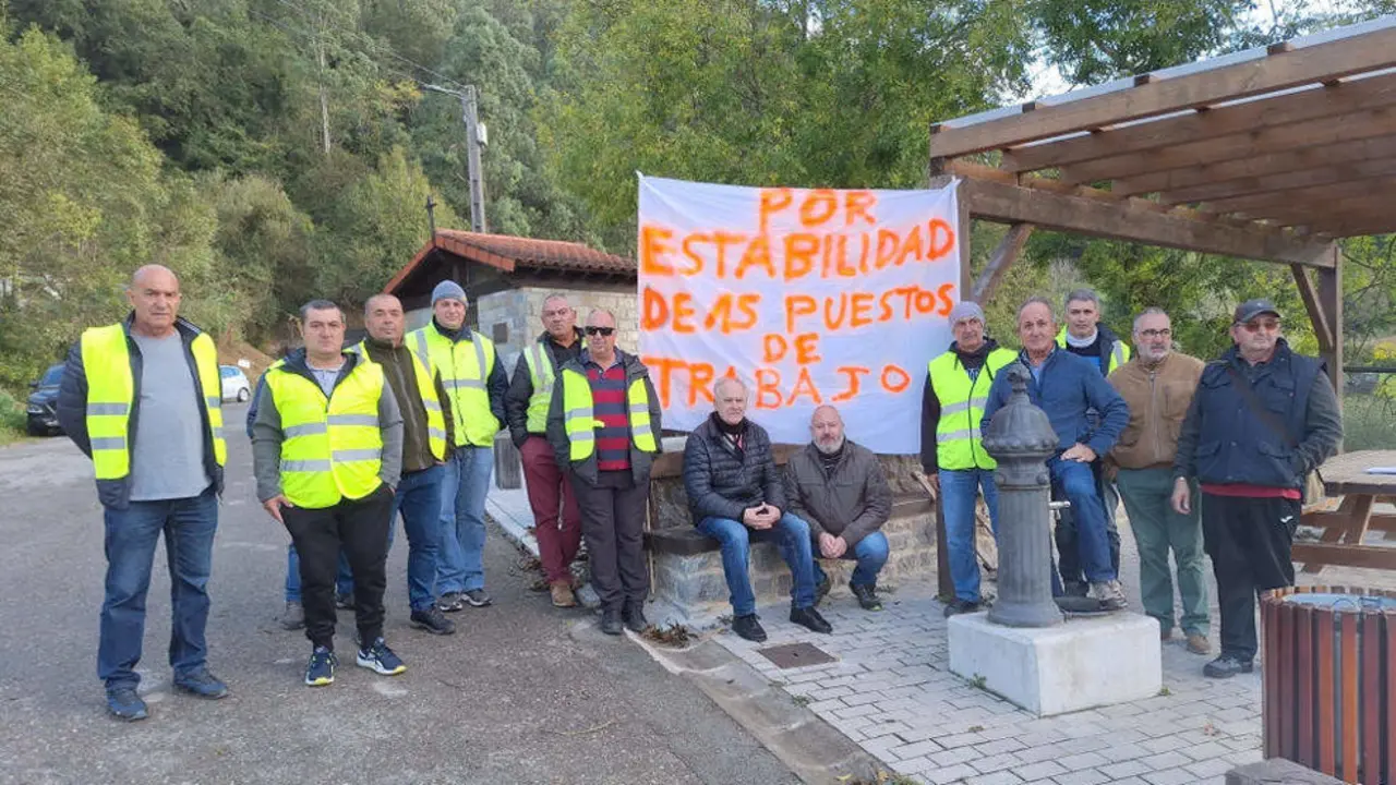 Trabajadores en hulega en la cantera de Solvay