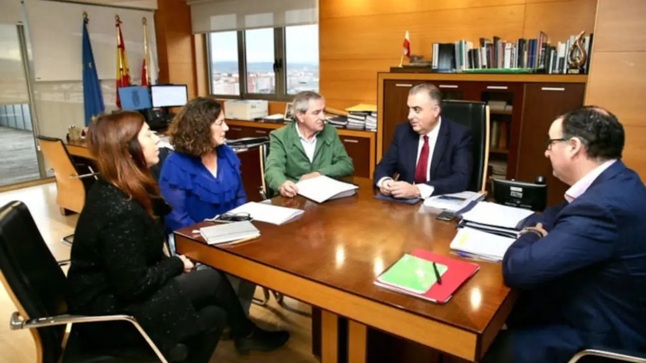 El consejero de Fomento, Roberto Media, en la reuni&oacute;n mantenida con el alcaldes de Suances, , Andr&eacute;s Ruiz Moya.