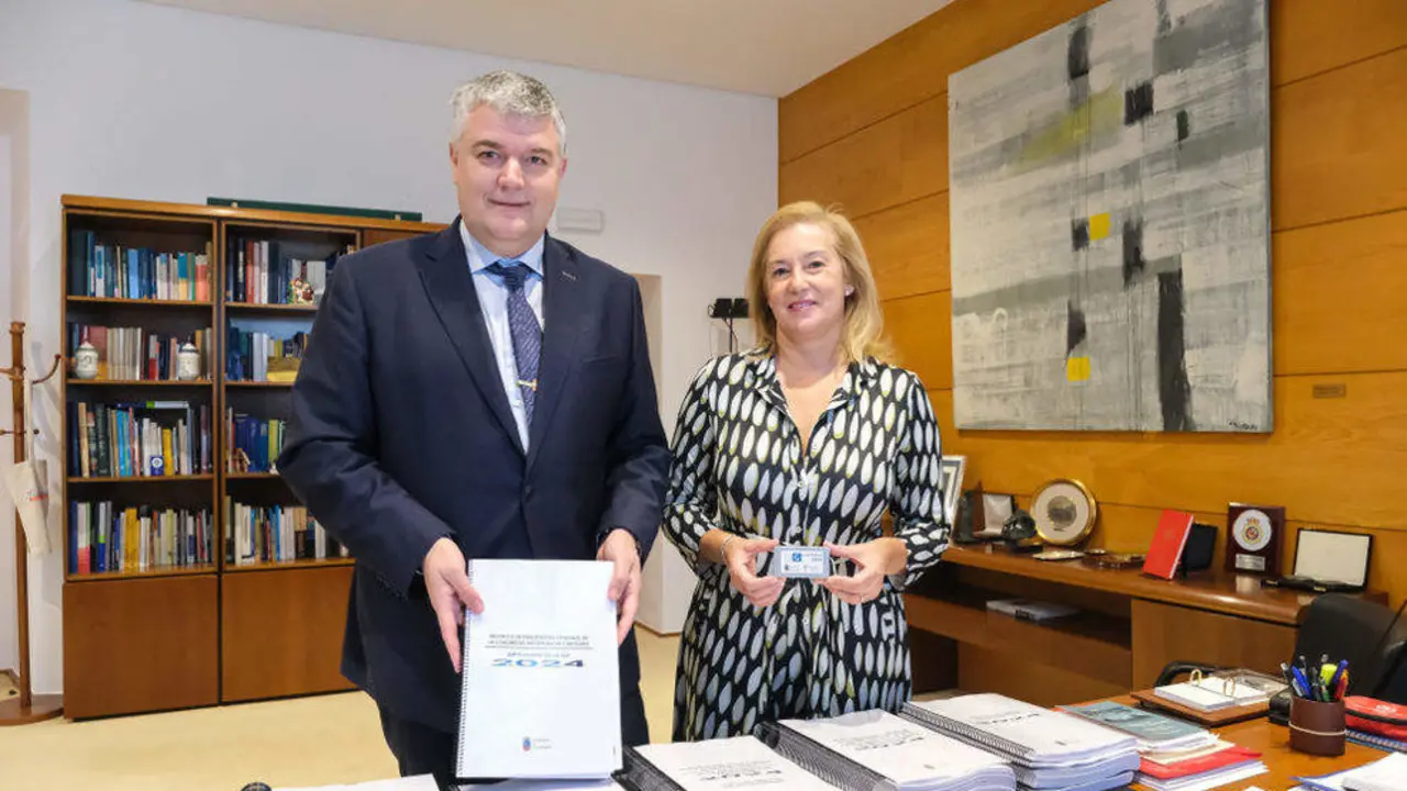 El consejero de Econom&iacute;a, Hacienda y Fondos Europeos, Luis &Aacute;ngel Ag&uuml;eros, y la presidenta del Parlamento regional, Mar&iacute;a Jos&eacute; Gonz&aacute;lez Revuelta, con el proyecto de Ley de Presupuestos Generales de Cantabria para 2024