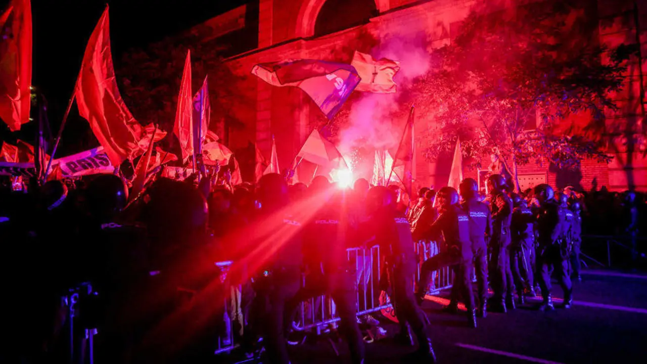 Varias personas durante una concentraci&oacute;n en contra de la amnist&iacute;a, frente a la sede del PSOE en la calle Ferraz
