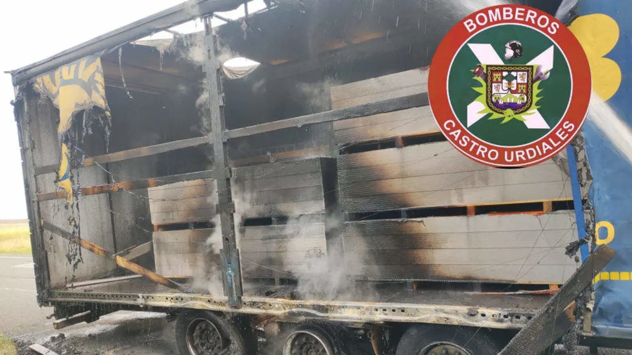 Cami&oacute;n incendiado en la A-8