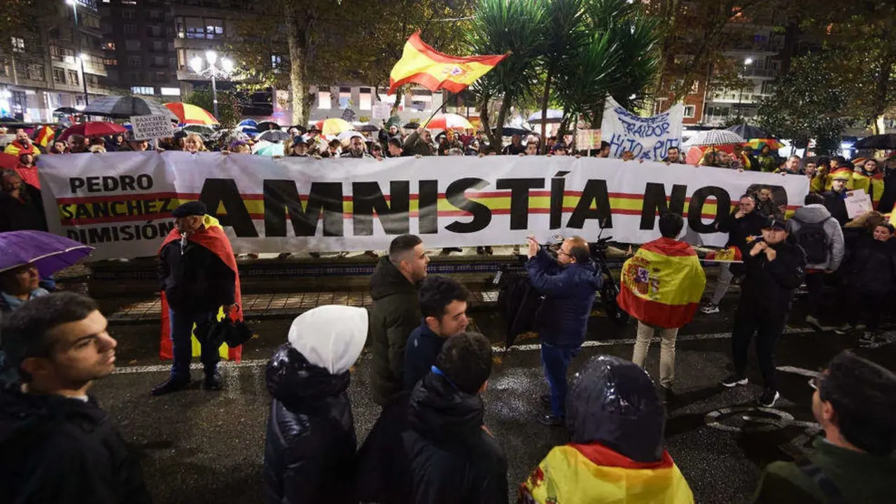 Concentraci&oacute;n contra la amnist&iacute;a en Santander, frente a la sede del PSOE