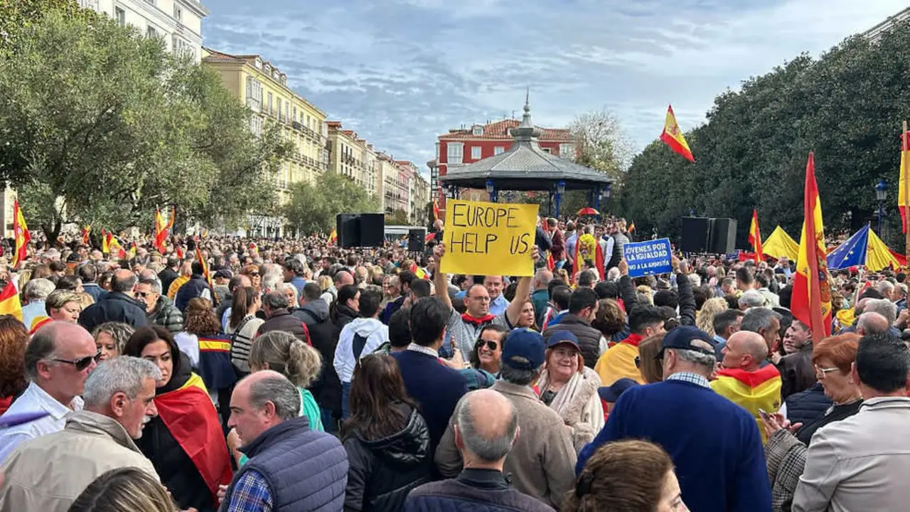Concentraci&oacute;n en contra de la amnist&iacute;a en la Plaza Pombo | Foto- eldiariocantabria