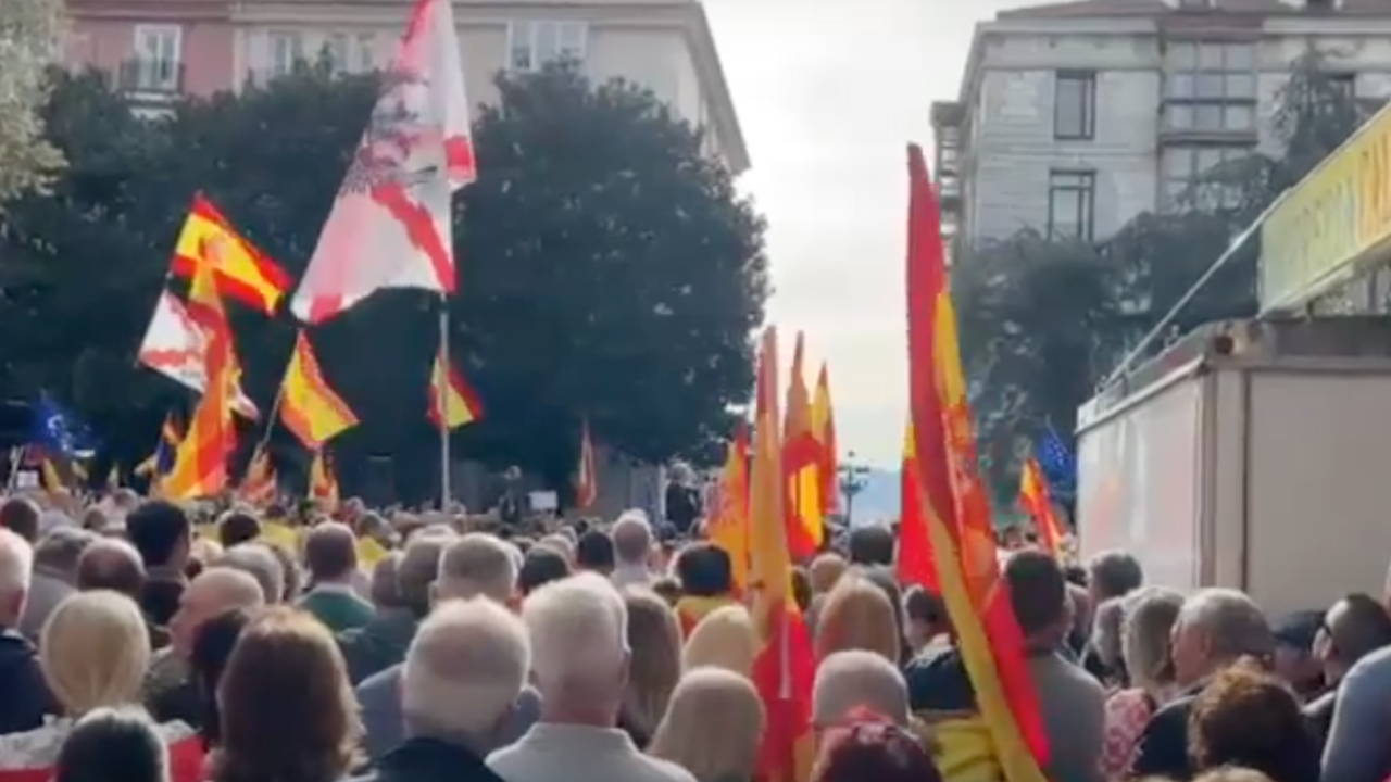 Discurso de Buruaga y gritos de 'Puigdemont, a prisi&oacute;n' en Santander