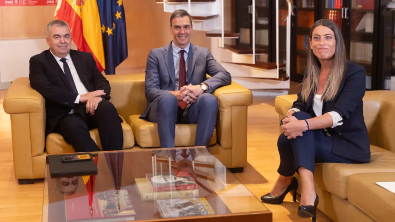 El secretario de Organizaci&oacute;n del Partido Socialista, Santos Cerd&aacute;n y el presidente del Gobierno en funciones, Pedro S&aacute;nchez, reciben a la diputada de Junts, Miriam Nogueras, durante su ronda de contactos