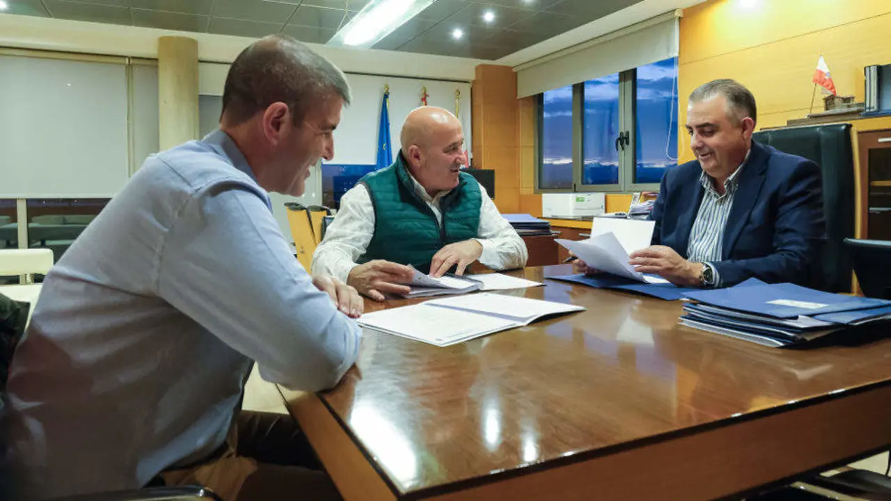 El consejero de Fomento, Ordenaci&oacute;n del Territorio y Medio Ambiente, Roberto Media, recibe al alcalde de Cartes, Agust&iacute;n Molleda