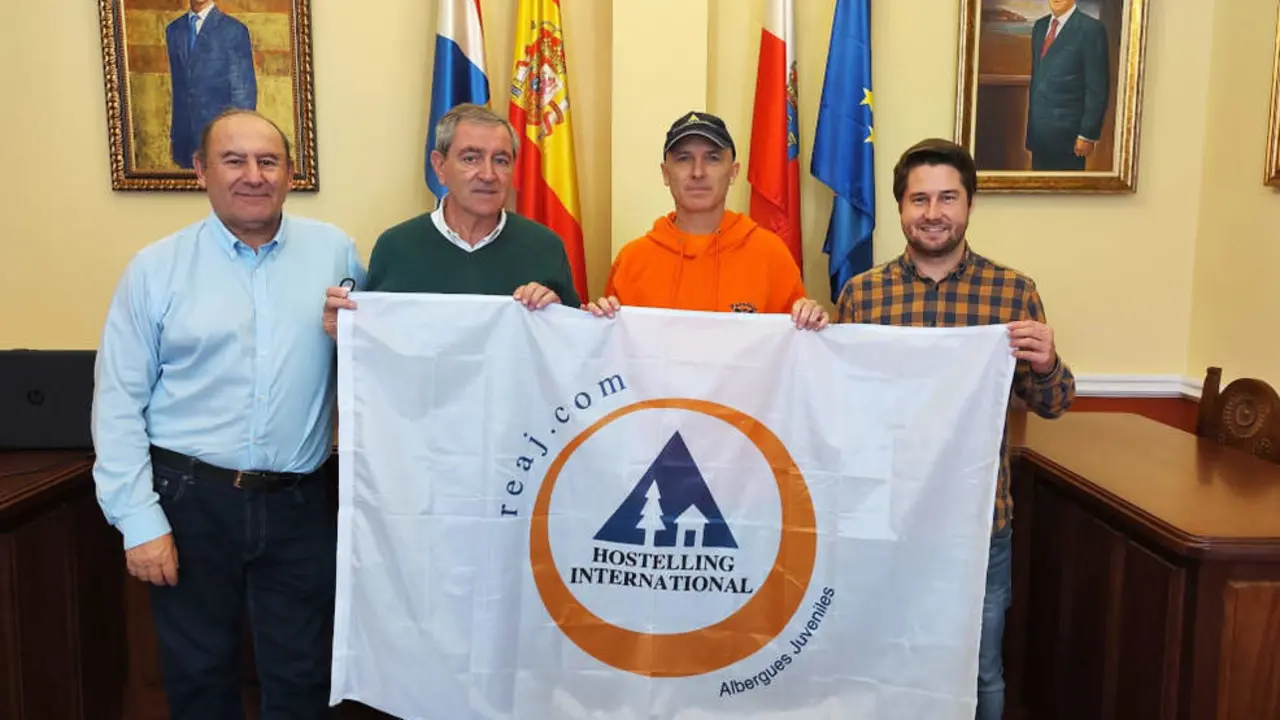 El alcalde de Suances, Andr&eacute;s Ruiz Moya; el concejal de Turismo, Jos&eacute; Luis Plaza, y el edil de Infancia y Juventud, Fran Gasc&oacute;n, con el gerente del Albergue Paradiso, Miguel &Aacute;ngel Massee