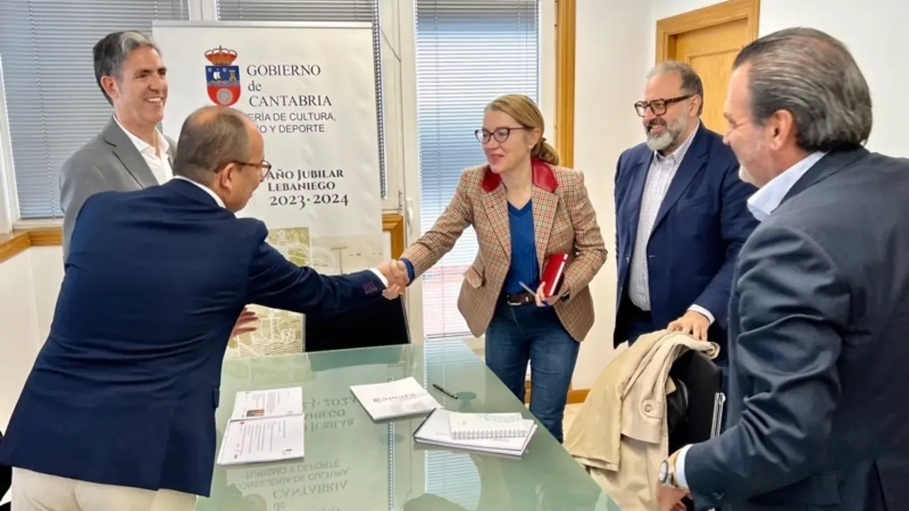 Reuni&oacute;n consejera de Turismo, Cultura y Deporte con representantes de C&aacute;mara Torrelavega