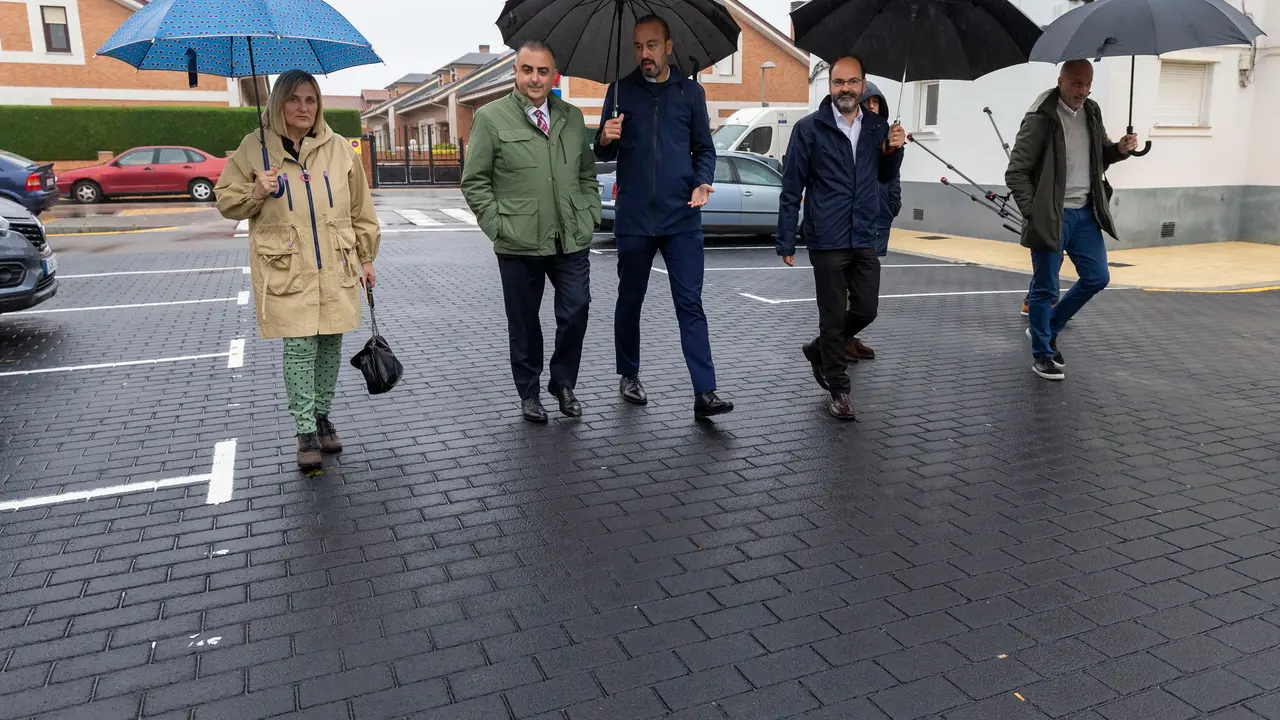El consejero de Fomento, Roberto Media, visita la remodelaci&oacute;n del Barrio Insa junto al alcalde de Torrelavega y al concejal de Obras, Javier L&oacute;pez Estrada y Jos&eacute; Luis Urraca, respectivamente