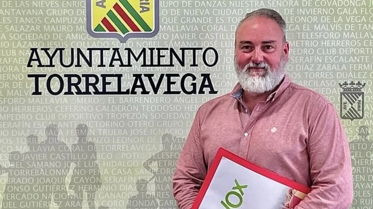 El portavoz de Vox Torrelavega, Roberto Garc&iacute;a Corona