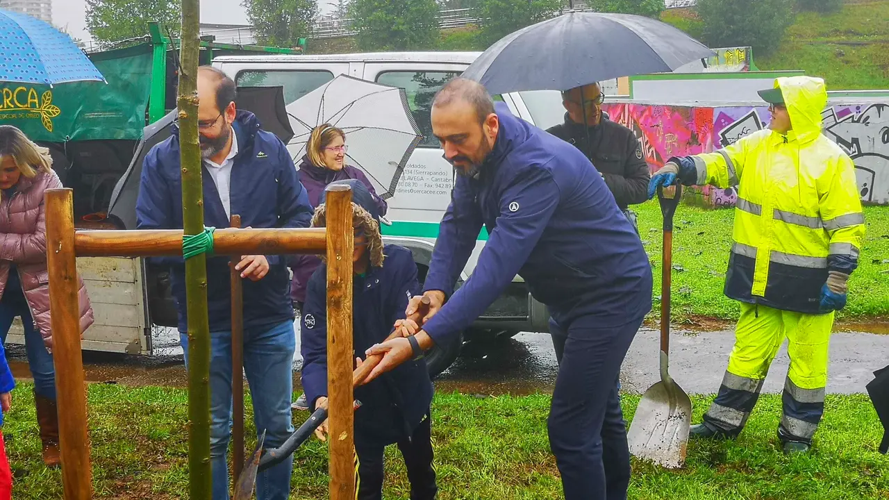 Plantaci&oacute;n de un &aacute;rbol en el d&iacute;a de 'Torrelavega Solidaria'