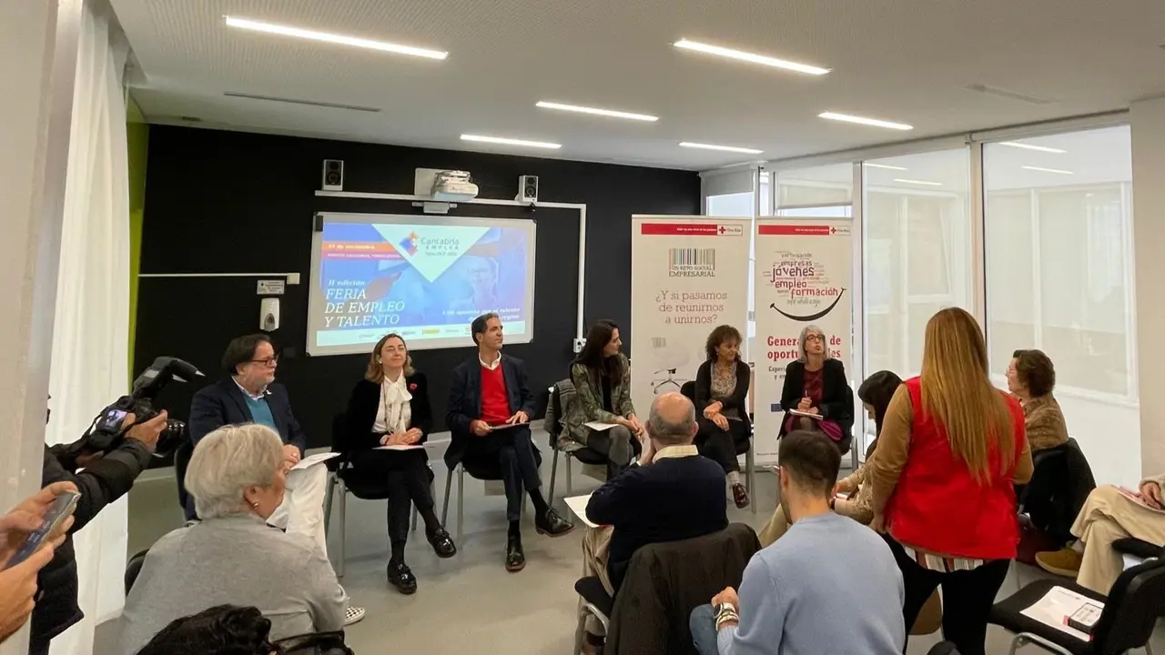 El presidente de C&aacute;mara Torrelavega, Carlos Augusto Carrasco, en una mesa de di&aacute;logo