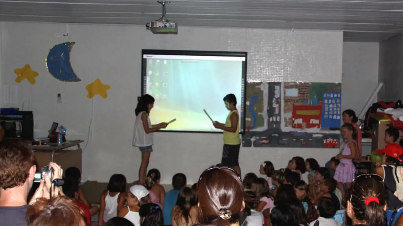 Ni&ntilde;os utilizando una pizarra digital en clase