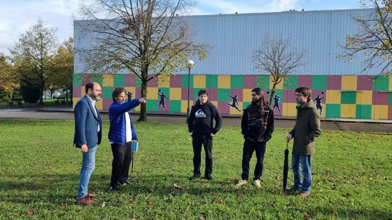 El concejal Jos&eacute; Luis Urraca y el arquitecto Daniel Y&aacute;bar visitan la zona donde se ubicar&aacute; el nuevo skate park