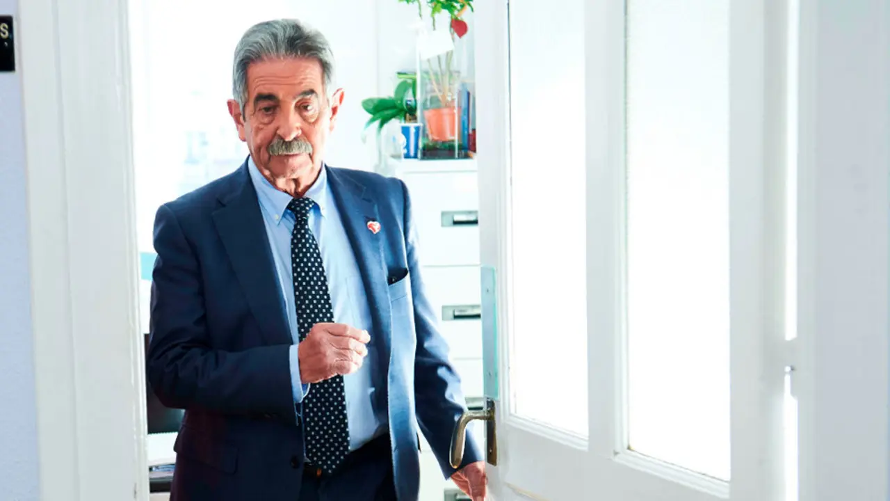 Miguel &Aacute;ngel Revilla saliendo de un despacho