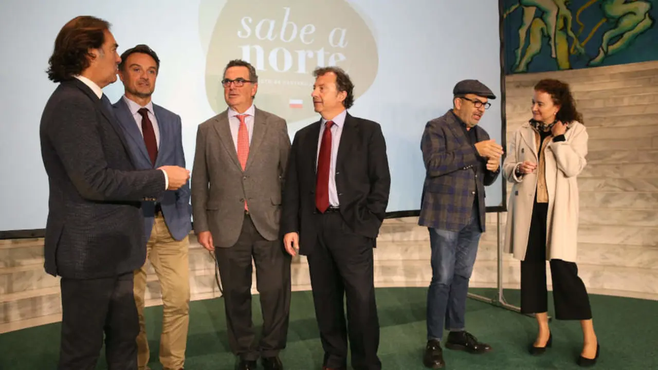El consejero de Desarrollo Rural, Pablo Palencia, y otros asistentes a la presentaci&oacute;n de la marca 'Sabe a Norte'