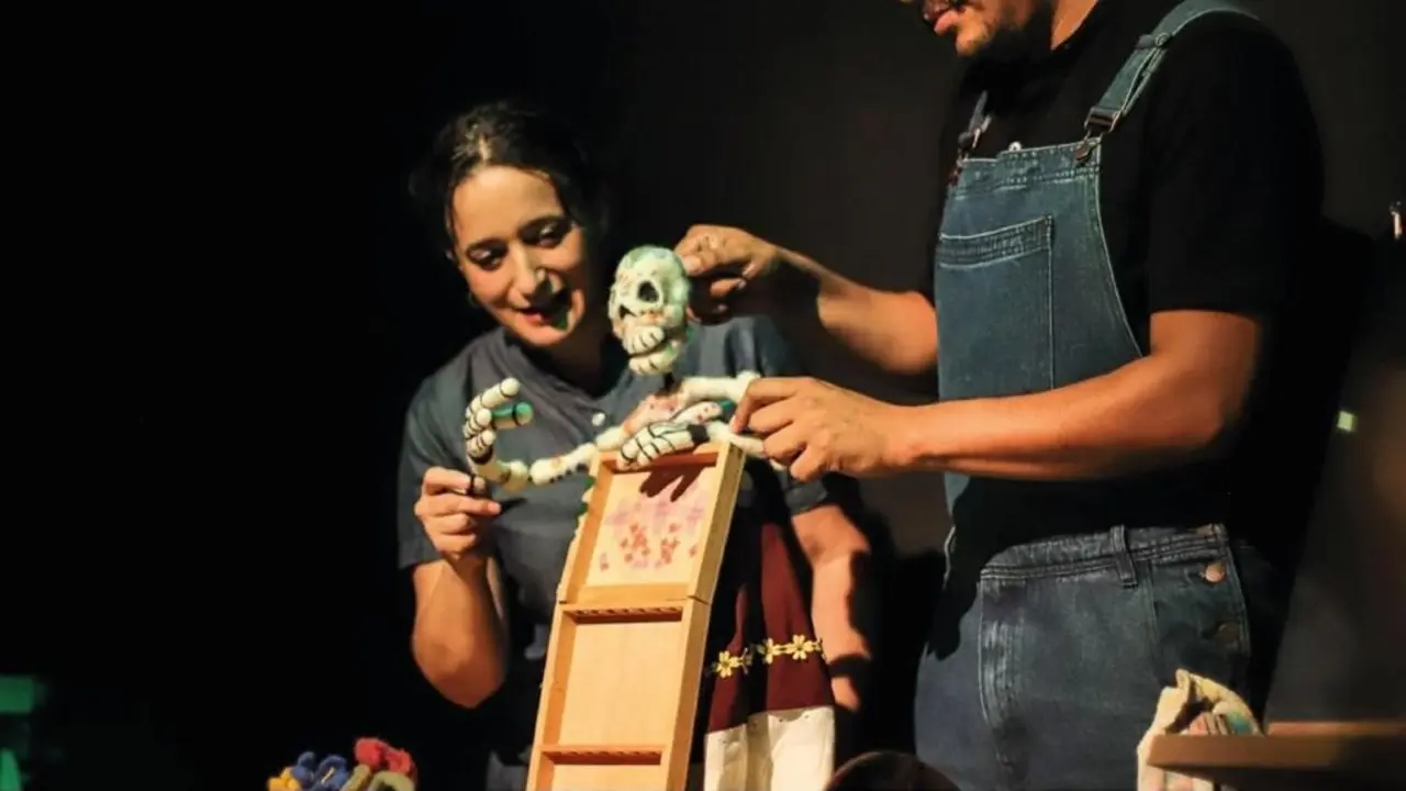 Cartel de la actuaci&oacute;n de Mondomeraki en el Festival de T&iacute;teres de Torrelavega