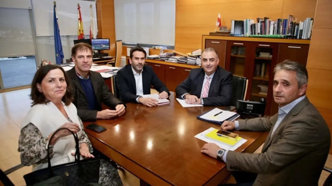 Reuni&oacute;n del consejero de Fomenrto, Roberto Media, con los presidentes de CEOE y C&aacute;mara de Comercio de Cantabria.
