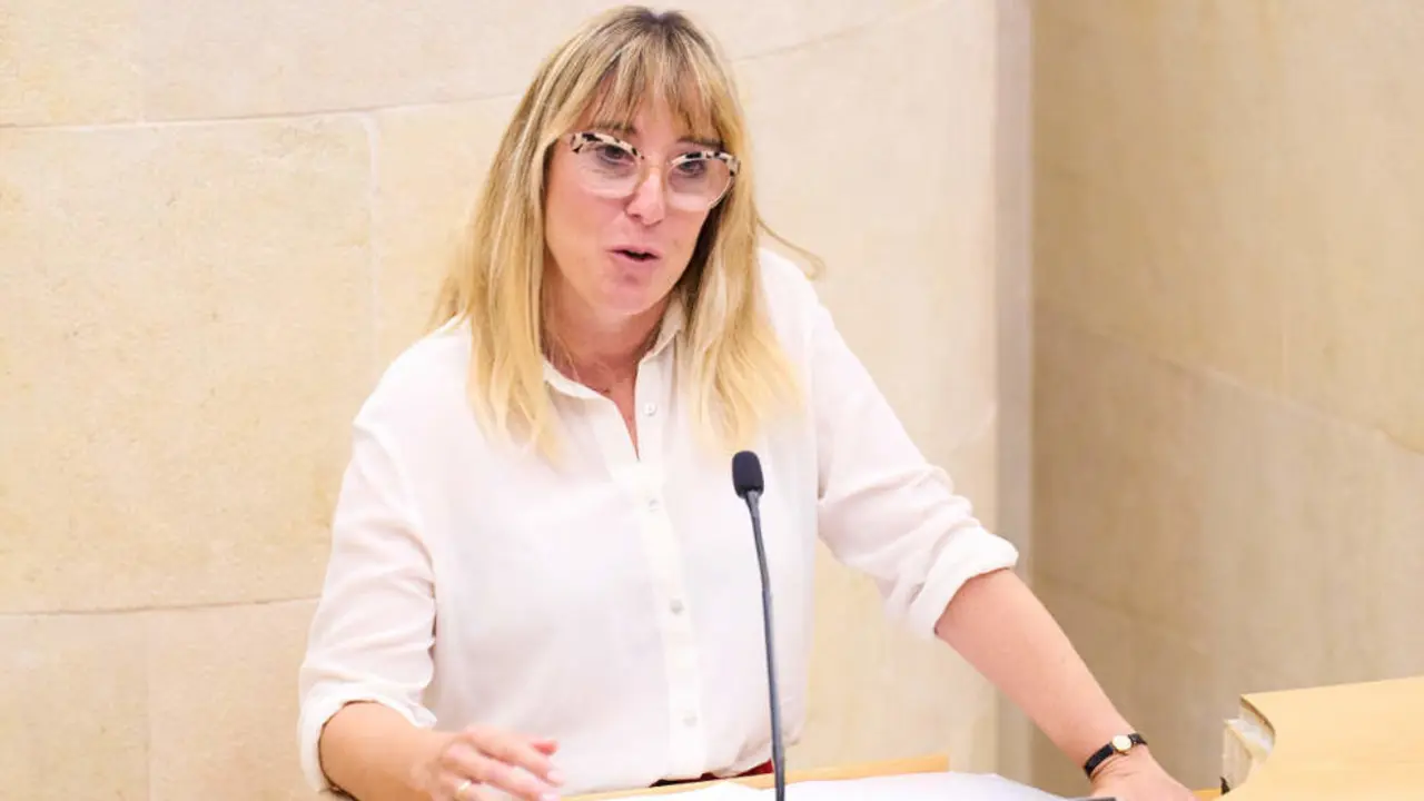 La Consejera De Empleo Y Pol&iacute;ticas Sociales, Eugenia G&oacute;mez De Diego, interviene durante la sesi&oacute;n del primer Pleno de legislatura, en el Parlamento de Cantabria