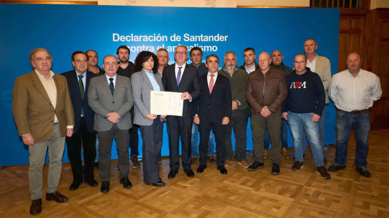 Varios de los firmantes de la 'Declaraci&oacute;n de Santander contra el animalismo'