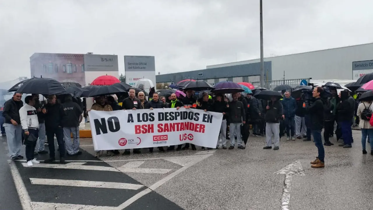 Concentraci&oacute;n de la plantilla de BSH contra los despidos en la f&aacute;brica de Santander