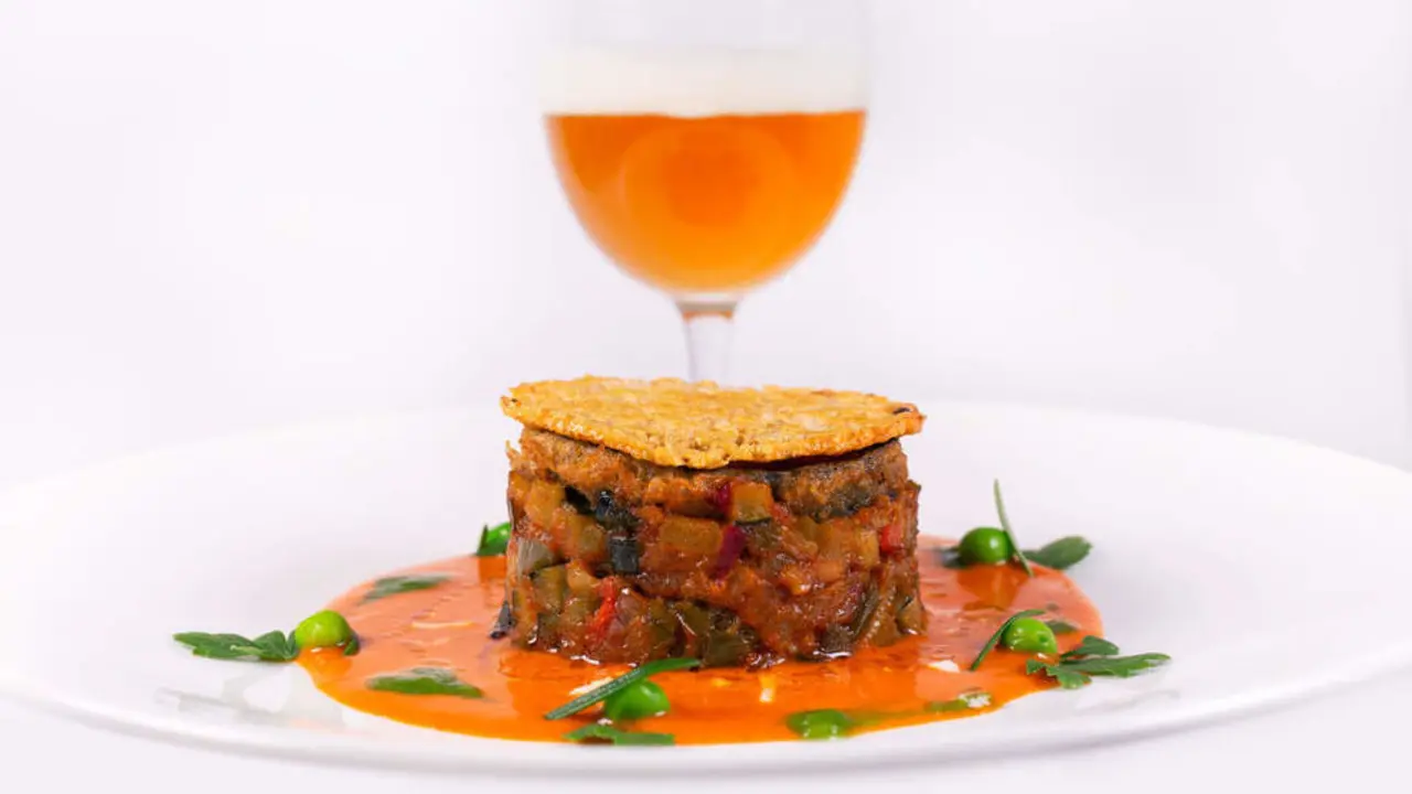 Milhojas de berenjena gratinada con pisto, uno de los platos de la gu&iacute;a 'Men&uacute;s Saludables de Cantabria'