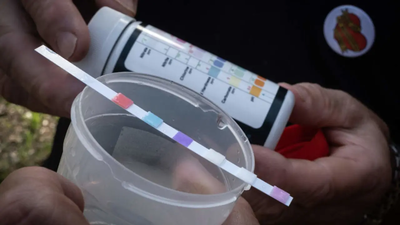 Kit para medir la contaminaci&oacute;n en el agua, de Greenpeace y la coordinadora estatal Stop Ganader&iacute;a Industrial