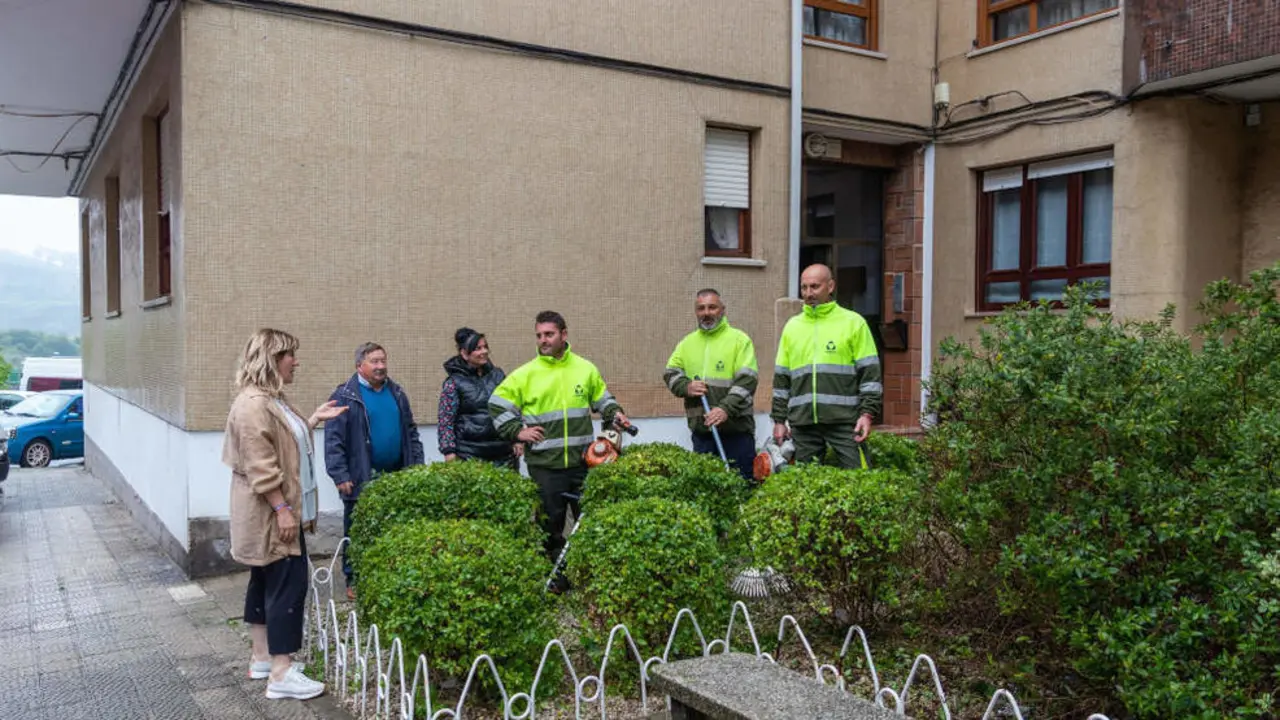 La alcaldesa de Polanco, Rosa D&iacute;az, con trabajadores del servicio de mantenimiento de parques y jardines
