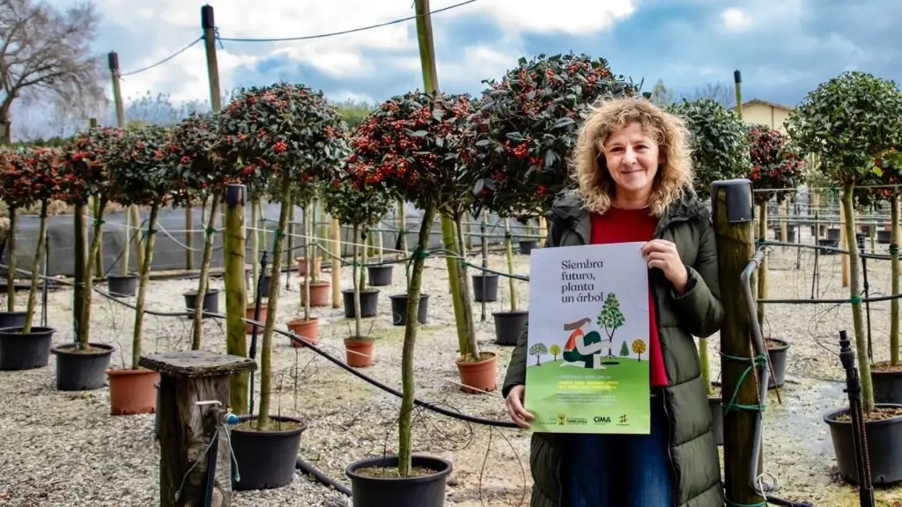 La concejala de Medio Ambiente de Torrelavega, Patricia Portilla, con el cartel de la nueva campa&ntilde;a del &aacute;rbol