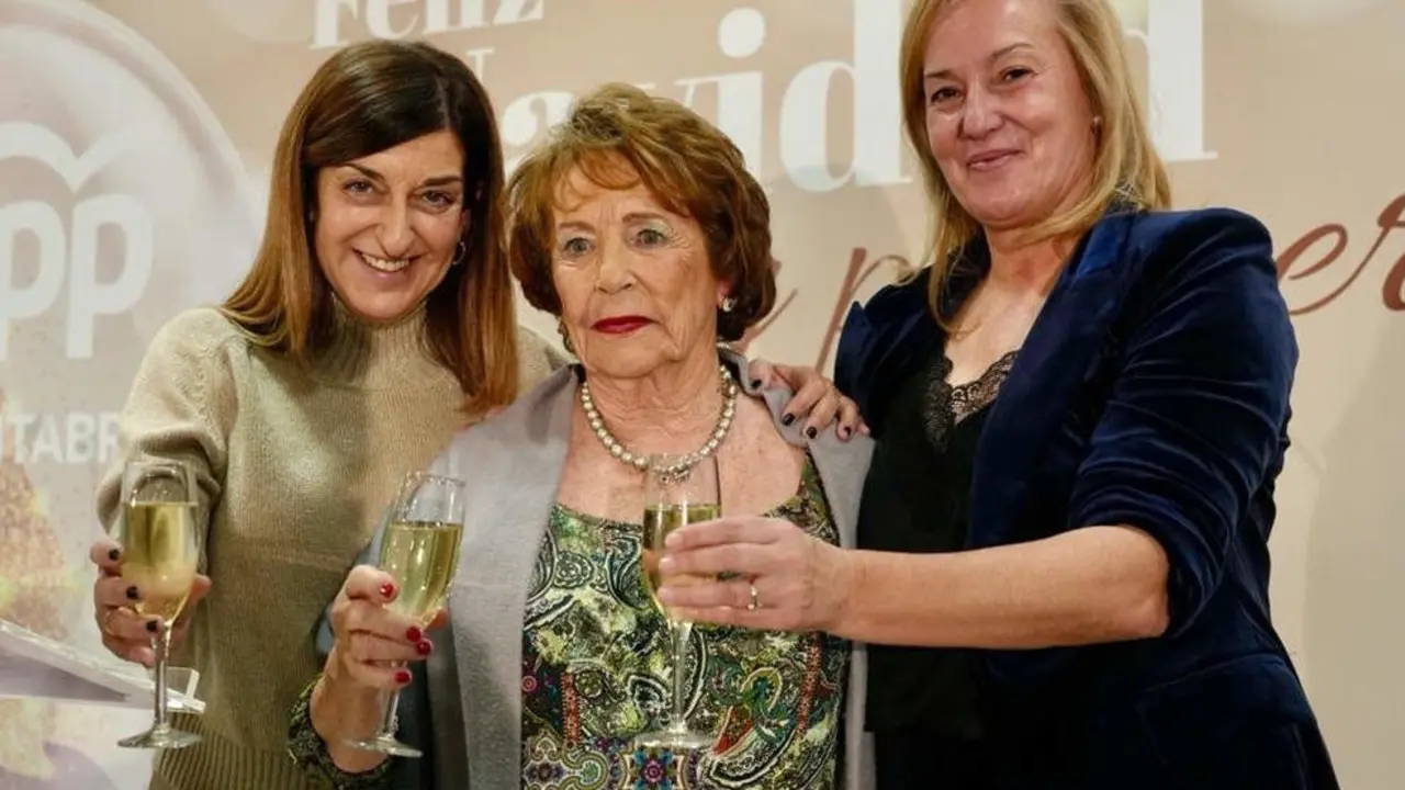 De izquierda a derecha- La presidenta de Cantabria y del PP auton&oacute;mico, Mar&iacute;a Jos&eacute; S&aacute;enz de Buruaga; Sof&iacute;a Juaristi, 'Afiliada relevante 2023', y la secretaria auton&oacute;mica del partido, Mar&iacute;a Jos&eacute; Gonz&aacute;lez Revuelta