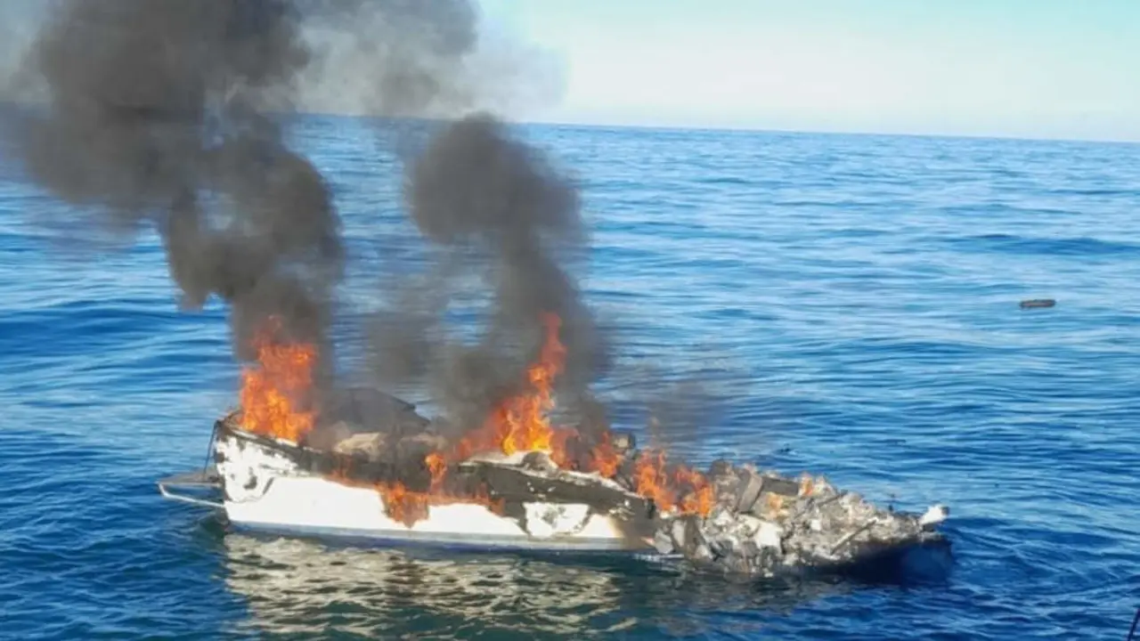 Un barco se incendia y se hunde cerca de la Isla de Mouro.